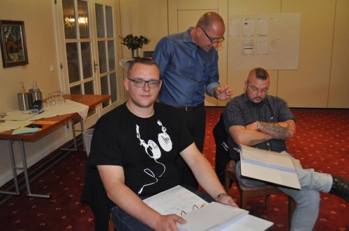 Die Ausbilder bei der Durchsicht des neuen Ausbildungsordners.