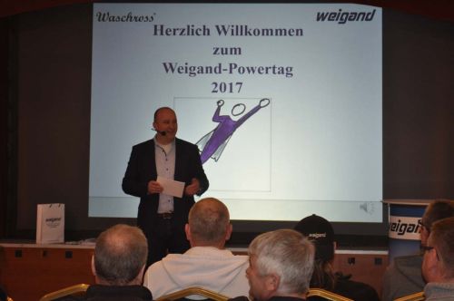 Stefan Weigand begrüßt die Mitarbeiter zum Powertag 2017