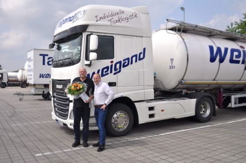 Egon Olms nimmt Glückwünsche von Stefan Weigand entgegen