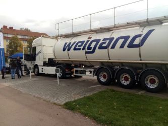 Ausbildungsleiter Dennis Everding präsentiert Weigand-Transporte auf der Ausbildungsmesse im Stadeum.