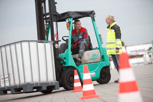 Die Firma Weigand-Transporte begegnet dem Fachkräftemangel mit einer qualitativ hochwertigen Ausbildung.