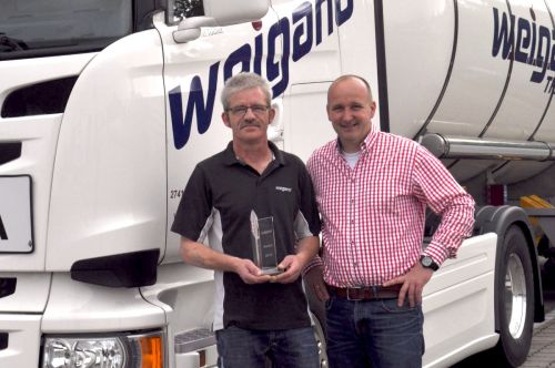 Olaf Tödter nimmt Glückwünsche von Stefan Weigand entgegen