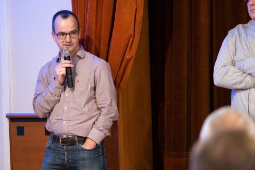 Karsten Weigand gibt Auskunft zu den Fragen der Fahrer.