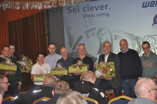 Allen Referenten überreicht die Firma Weigand-Transporte einen Präsentkorb als Dankeschön.