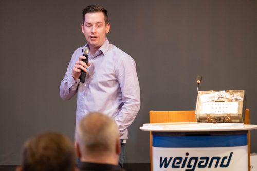 Dennis Everding gibt einen Überblick über die Themen des 5. Weigand Powertages.