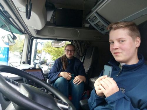 Auch den Innenraum des LKW konnten die Jugendlichen erkunden.