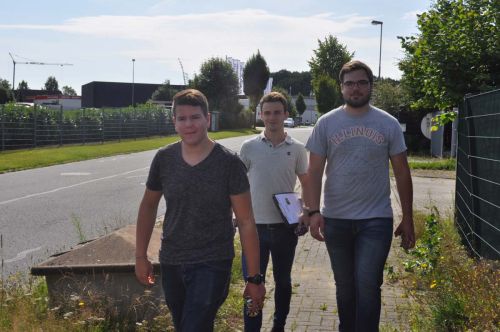 Die Azubis erkunden das Gewerbegebiet Lengenbostel.