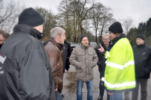Den Mitarbeitern von Weigand wird gezeigt, wie man im LKW richtig sitzt.