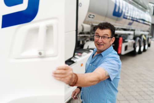 Thomas Wendt ist sichtlich begeistert von seinem neuen LKW.