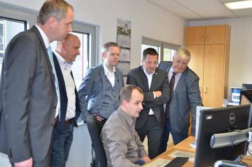 Karsten Weigand präsentiert den Besuchern die Arbeit in der Disposition.