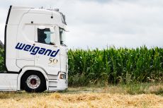 Dörthe Klintworth neben ihrem Gemälde für die Firma Weigand