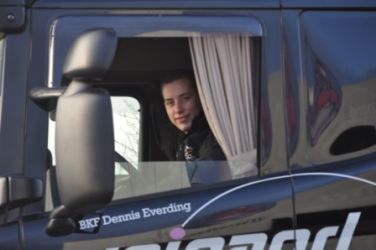 Dennis Everding in seinem LKW