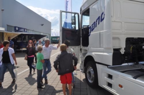 Olaf Tödter präsentiert Weigand auf dem 2. ProLKW-Tag