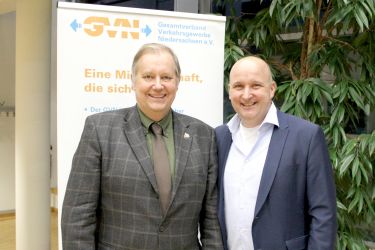 Stefan Weigand (re.) übernimmt das Amt des Vorsitzenden der Fachgruppe Güterverkehr und Entsorgung des GVN - Bezirksgruppe Stade von seinem Vorgänger Thomas Heinbokel (li.).