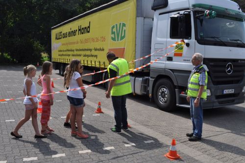 Mitarbeiter der SVG zeigen Schülern den toten Winkel eines LKW-Fahrers.