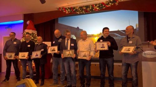 Die Jubilare mit ihrem persönlichem Geschenk