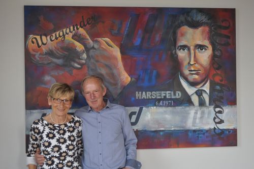 Unternehmensgründer Wolfgang Weigand und seine Frau Grete bei der Übergabe des Bildes.