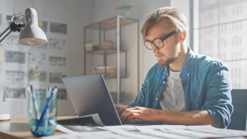 Weigands Mitarbeiter aus der Dispo arbeiten im Home-Office.