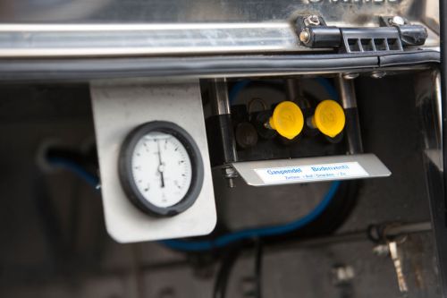 Gaspedal und Bodenventil