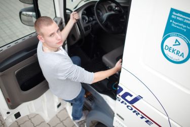 Auszubildender zum Berufskraftfahrer bei Weigand-Transporte beim Einsteigen in den LKW